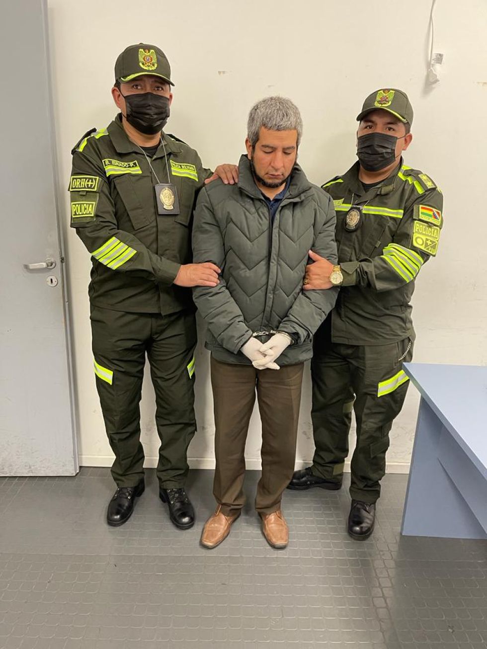 En medio del coronel Isnado y el teniente coronel Choque.