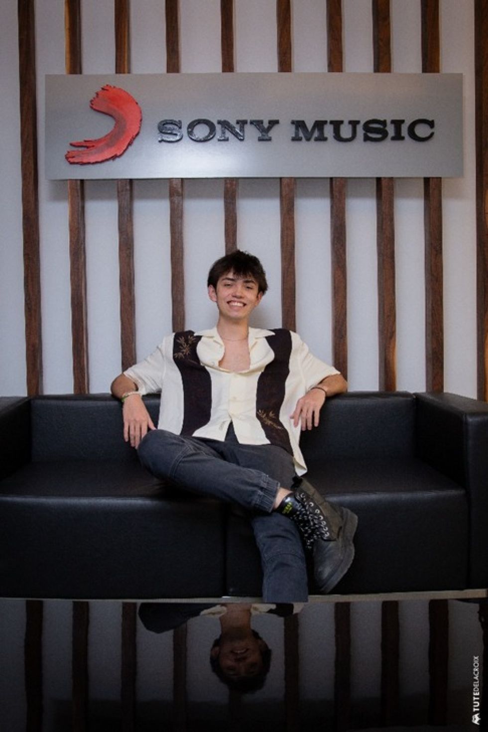 El cantautor de 17 años pone a Bolivia en el mapa musical mundial