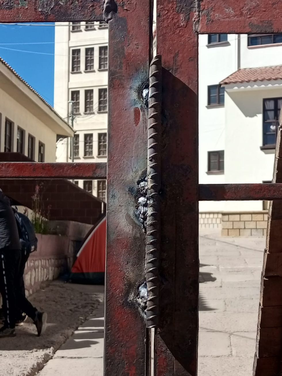 Los movilizados soldaron las puertas de la universidad.