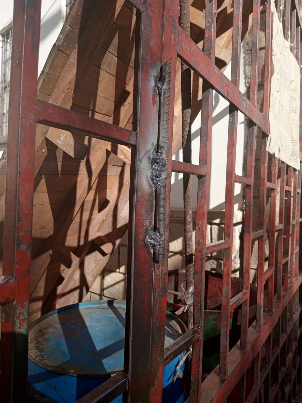 Los movilizados soldaron las puertas de la universidad.