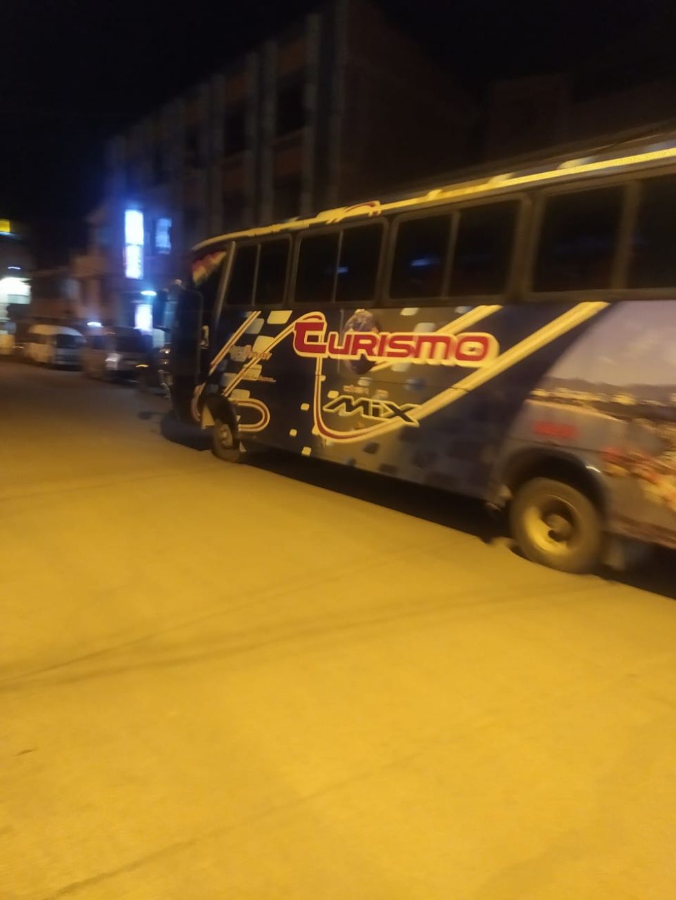 Salen buses de militantes del MAS a La Paz para respaldar al gobernador Jhonny Maman