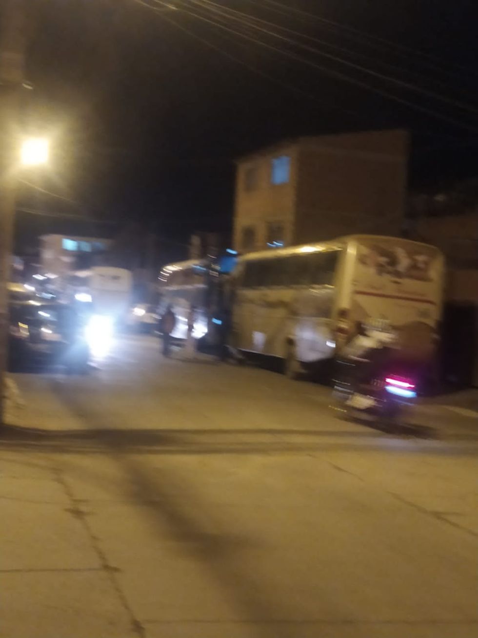 Salen buses de militantes del MAS a La Paz para respaldar al gobernador Jhonny Maman