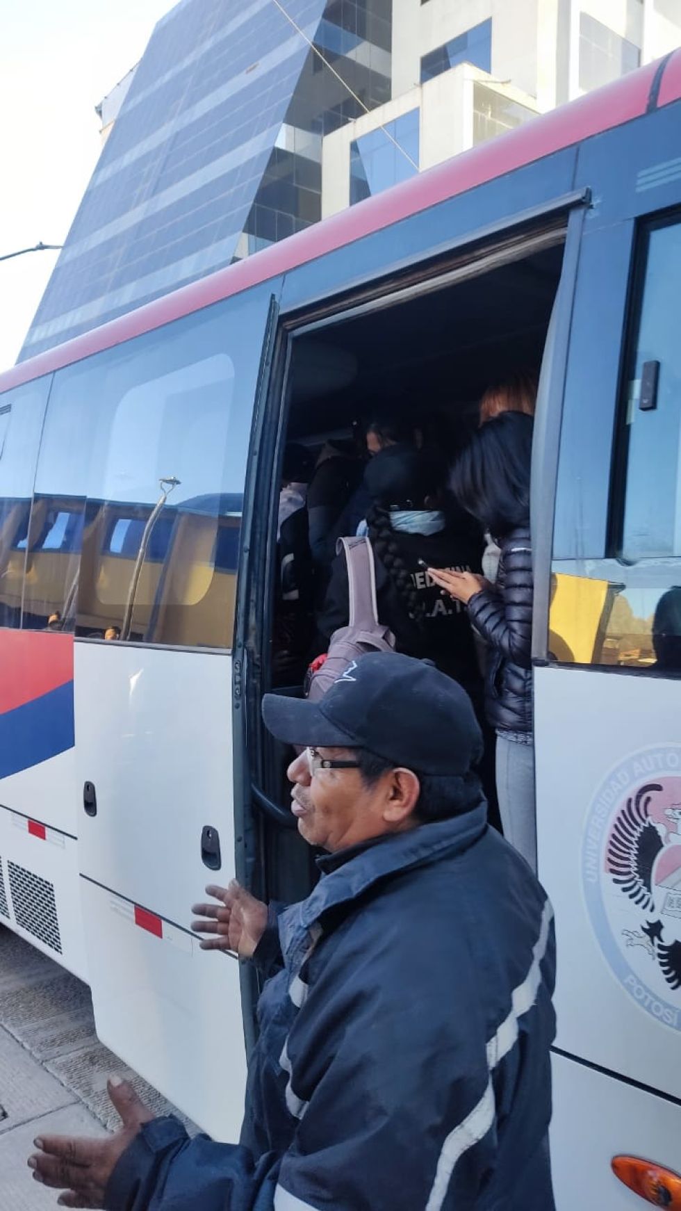 Desde las 7:00 de este sábado, los voluntarios de la facultad se concentraron y ahora están en todos los barrios de la ciudad en la campaña de vacunación contra la rabia.