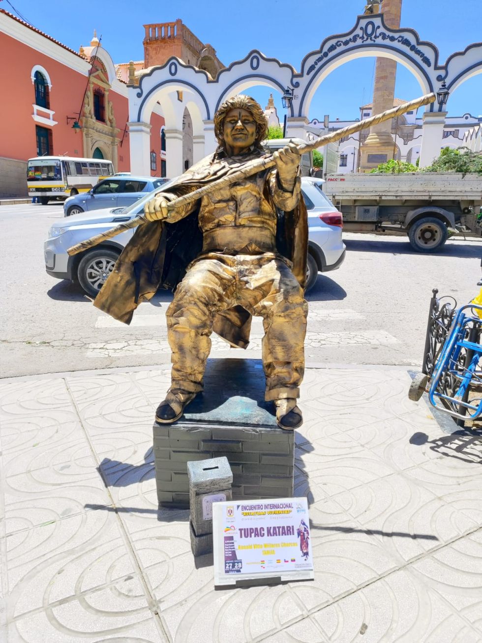 "Estatuas vivientes" atraen miradas en el centro de la ciudad de Potosí