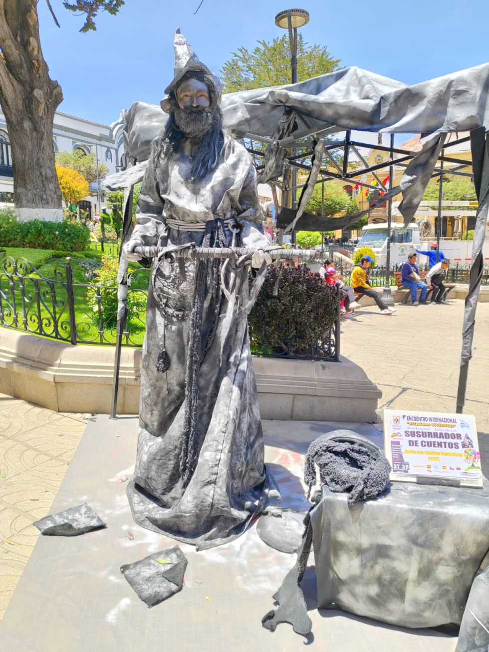 "Estatuas vivientes" atraen miradas en el centro de la ciudad de Potosí