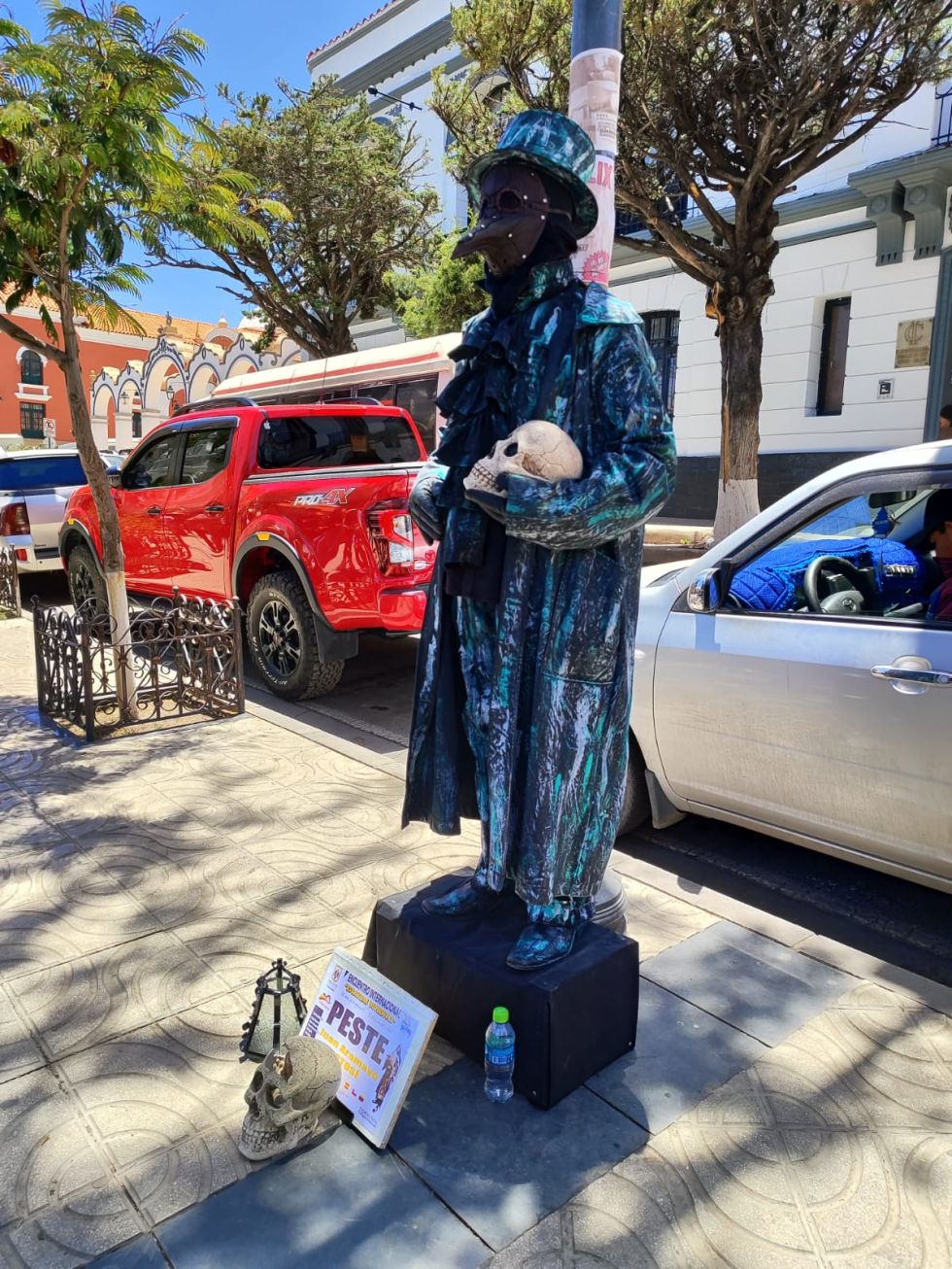 "Estatuas vivientes" atraen miradas en el centro de la ciudad de Potosí