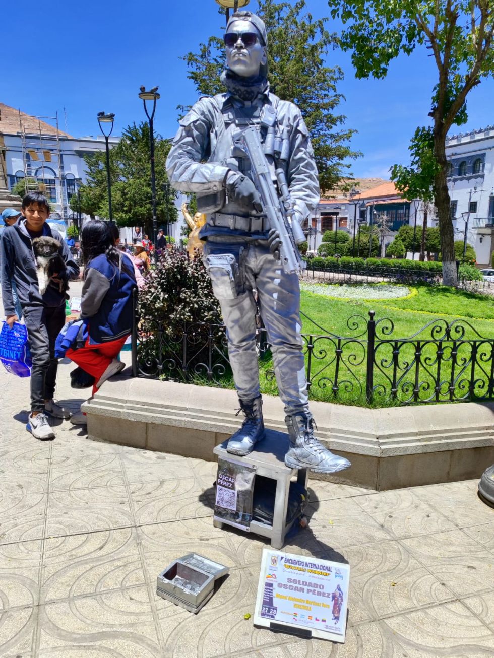 "Estatuas vivientes" atraen miradas en el centro de la ciudad de Potosí