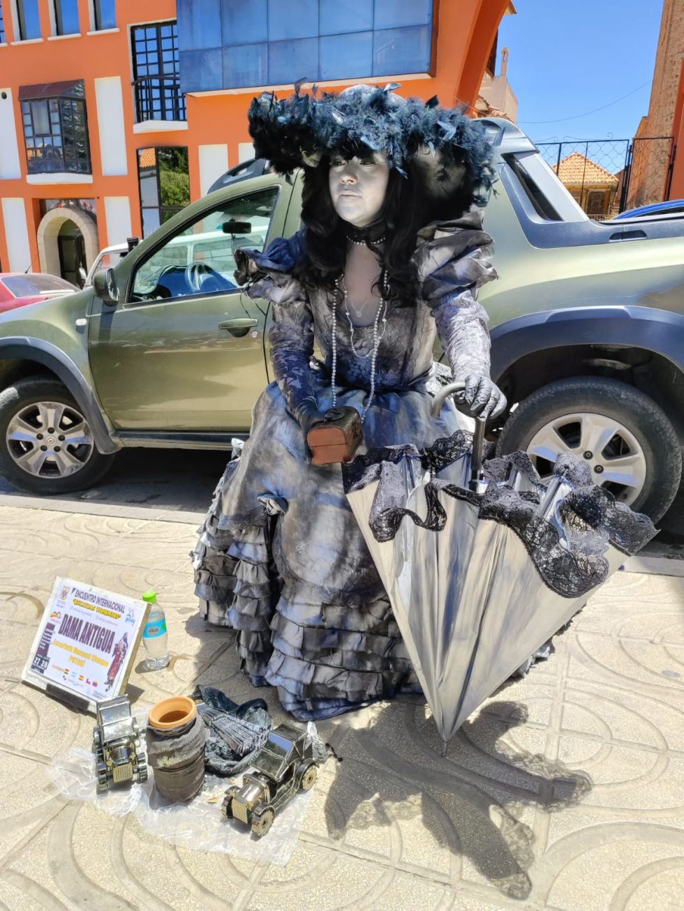 "Estatuas vivientes" atraen miradas en el centro de la ciudad de Potosí