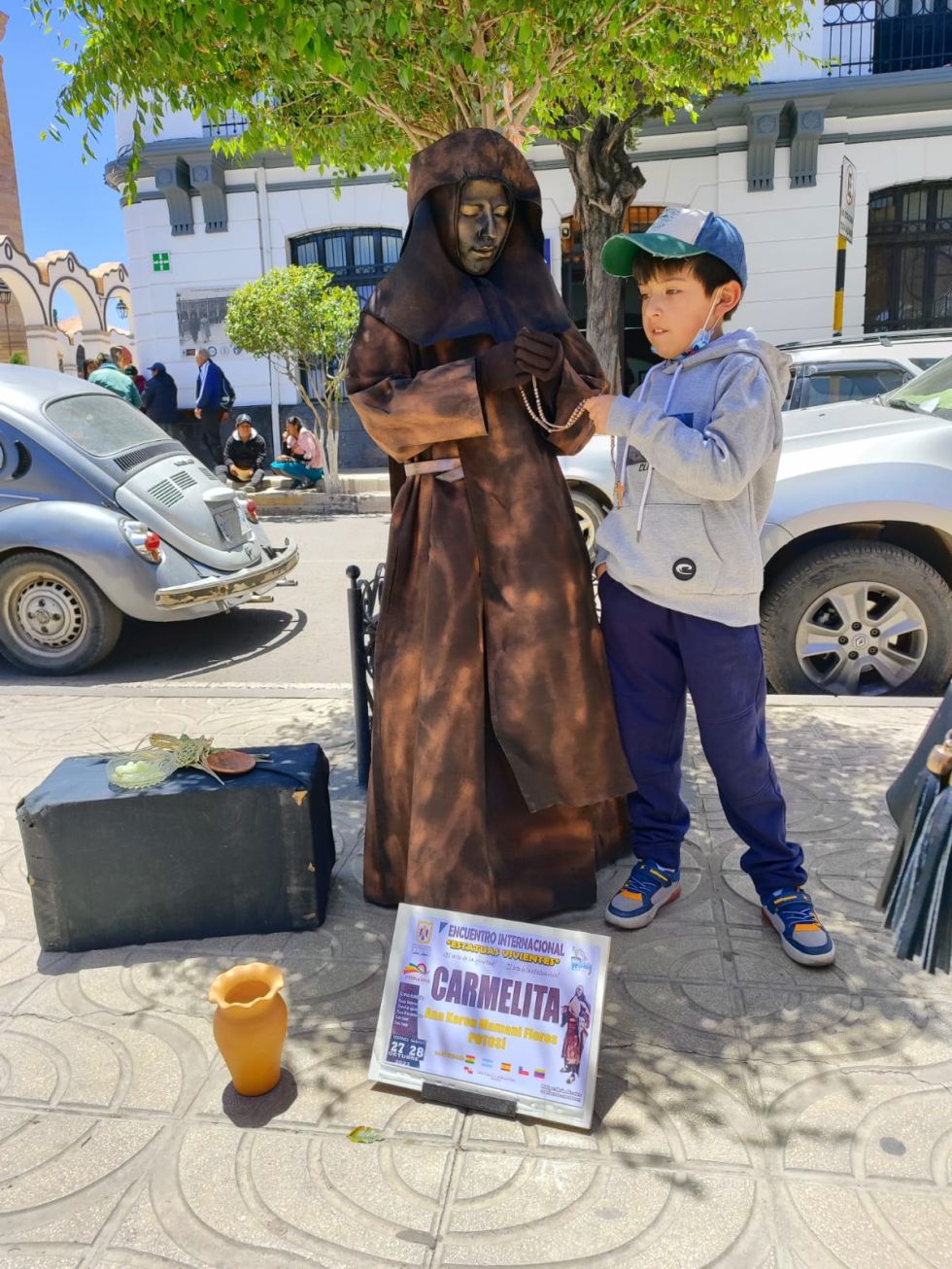"Estatuas vivientes" atraen miradas en el centro de la ciudad de Potosí
