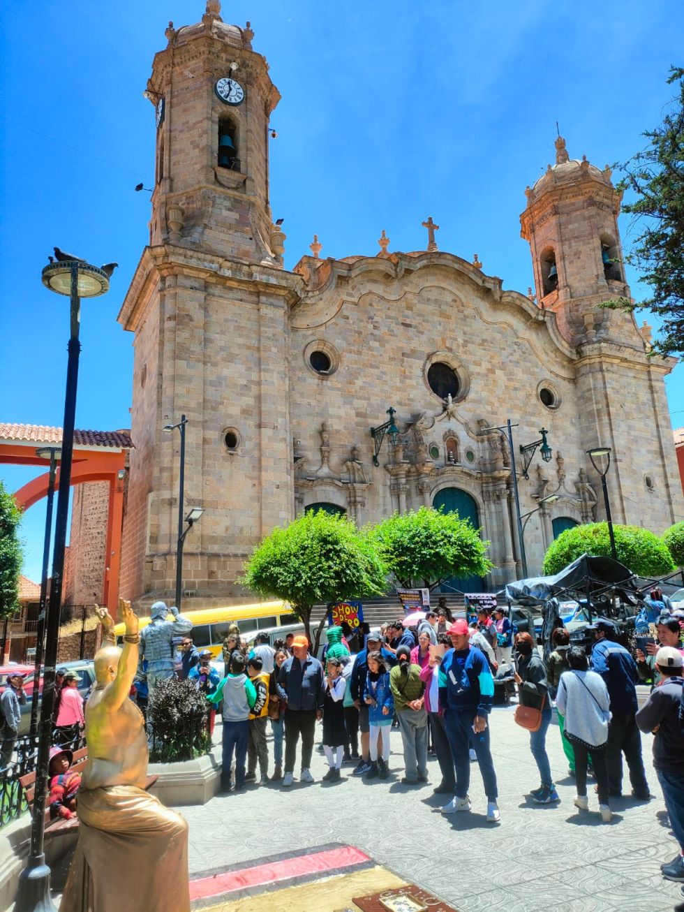 "Estatuas vivientes" atraen miradas en el centro de la ciudad de Potosí