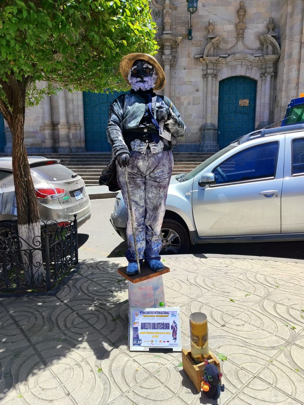 "Estatuas vivientes" atraen miradas en el centro de la ciudad de Potosí