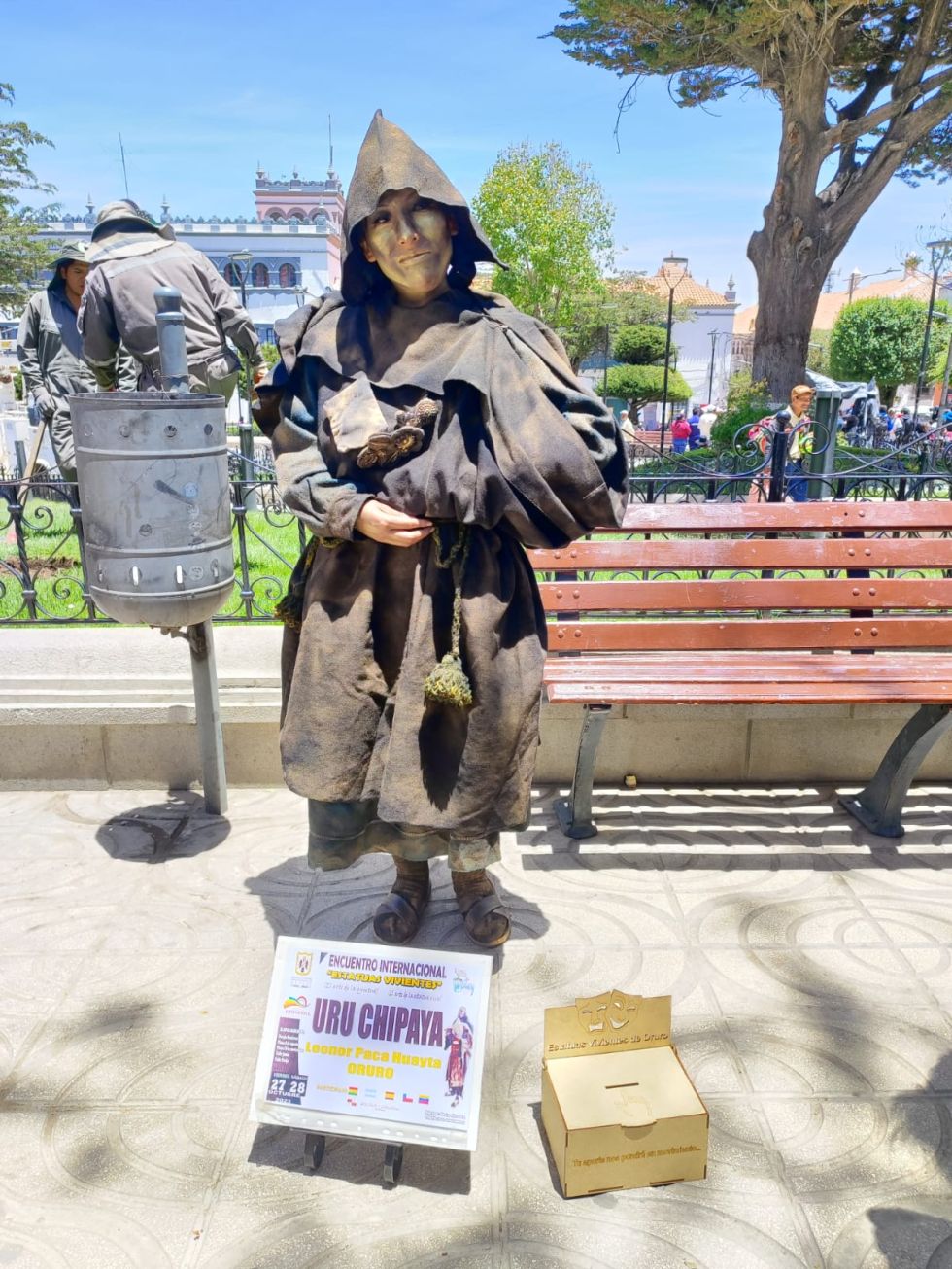 "Estatuas vivientes" atraen miradas en el centro de la ciudad de Potosí
