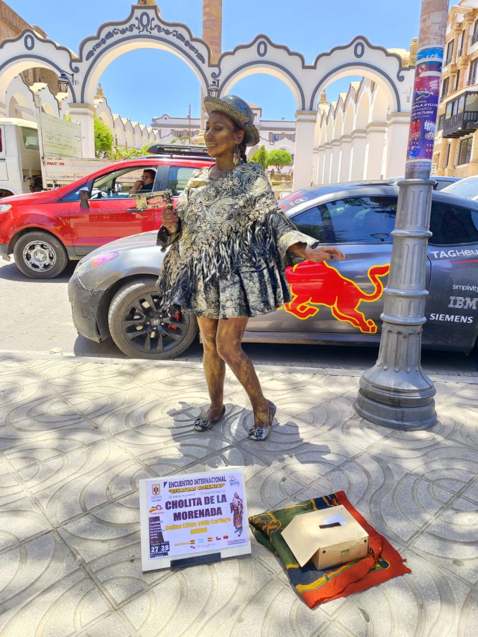 "Estatuas vivientes" atraen miradas en el centro de la ciudad de Potosí