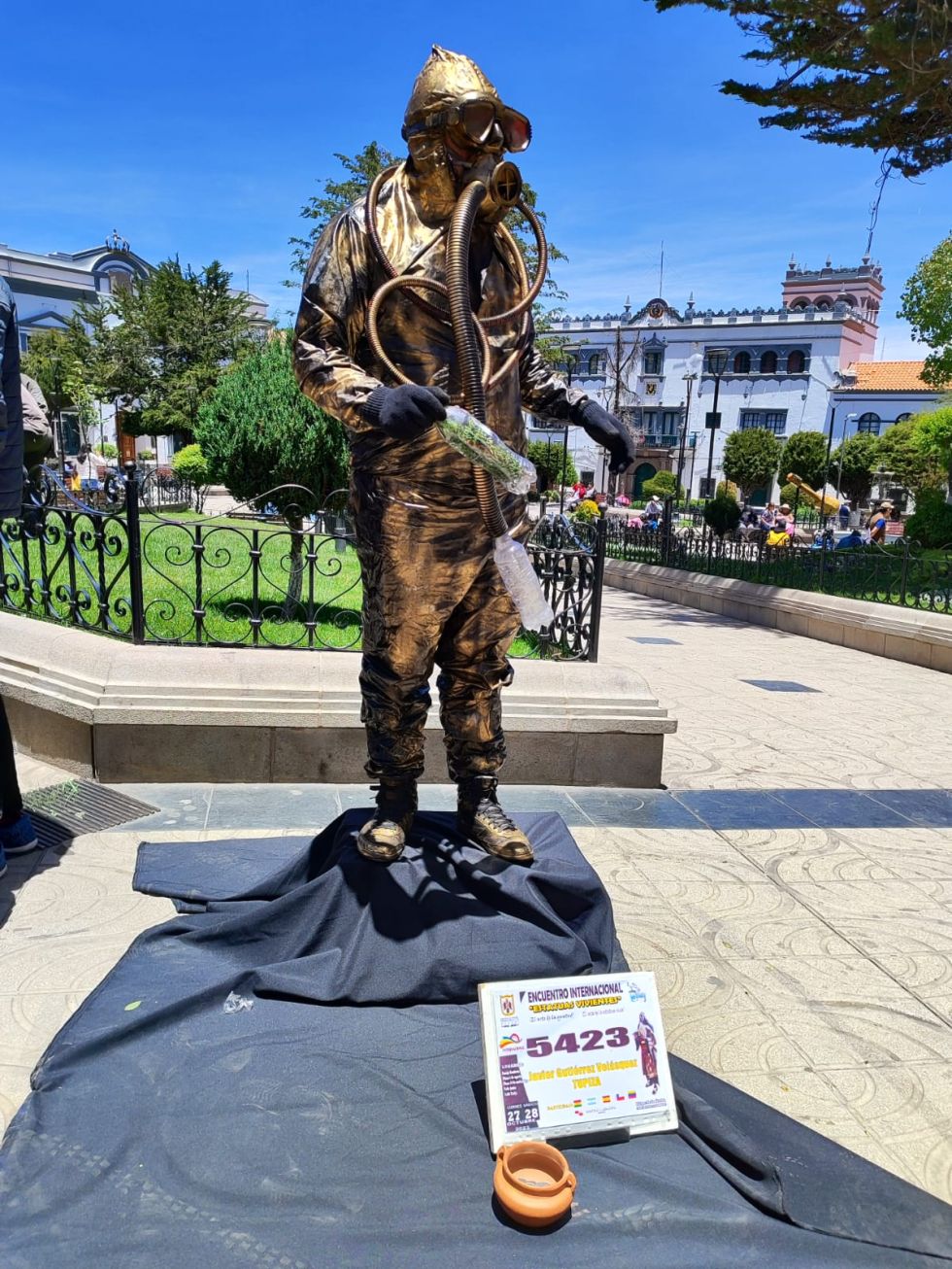 "Estatuas vivientes" atraen miradas en el centro de la ciudad de Potosí