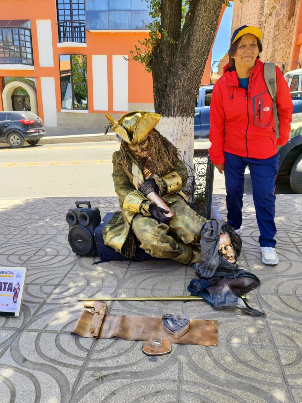 "Estatuas vivientes" atraen miradas en el centro de la ciudad de Potosí