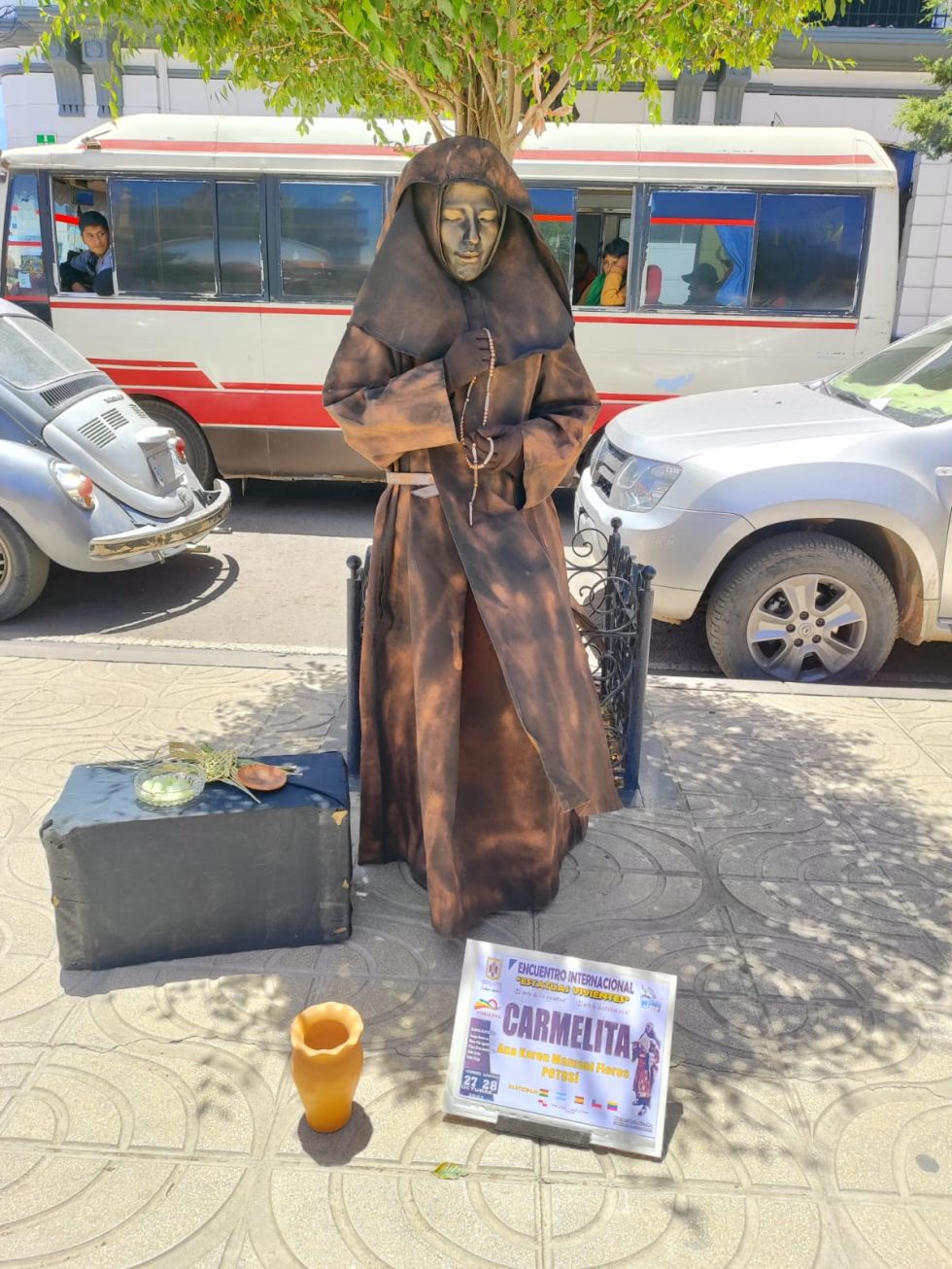 "Estatuas vivientes" atraen miradas en el centro de la ciudad de Potosí