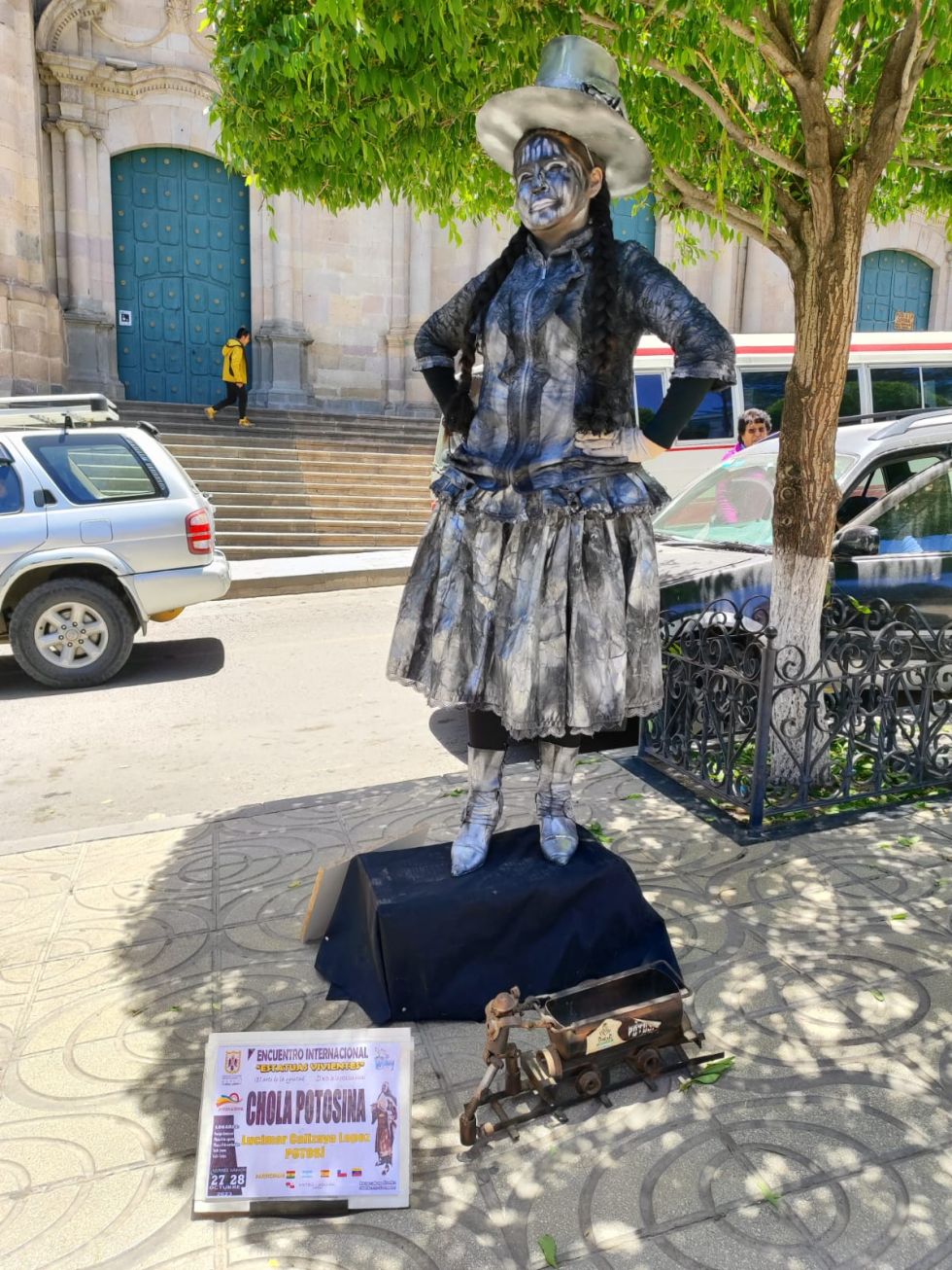"Estatuas vivientes" atraen miradas en el centro de la ciudad de Potosí