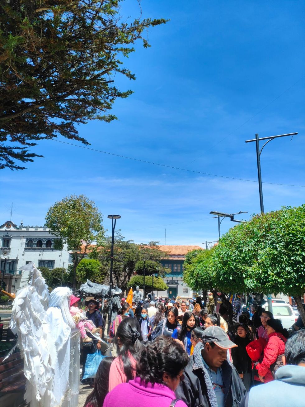 "Estatuas vivientes" atraen miradas en el centro de la ciudad de Potosí