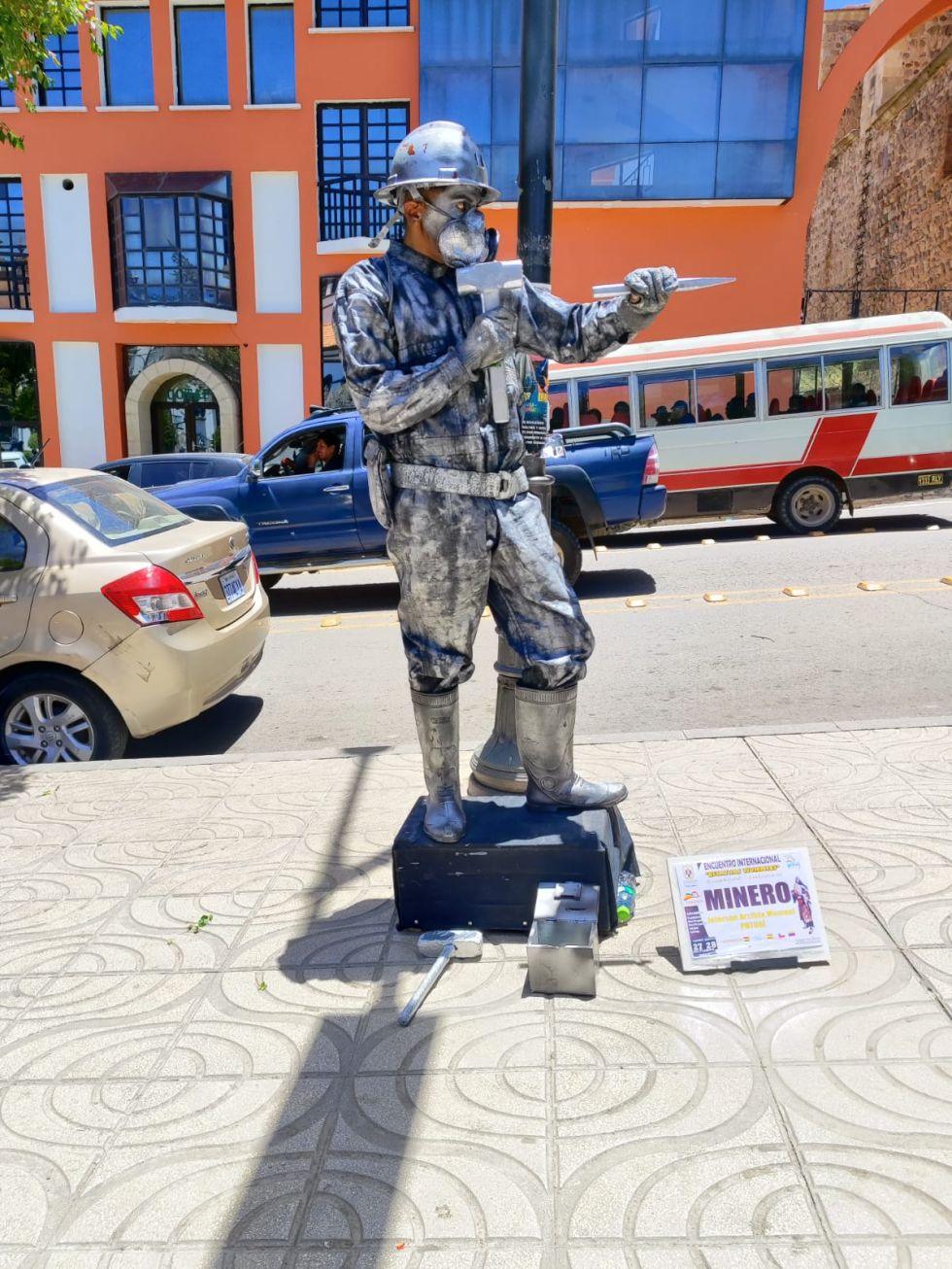 "Estatuas vivientes" atraen miradas en el centro de la ciudad de Potosí