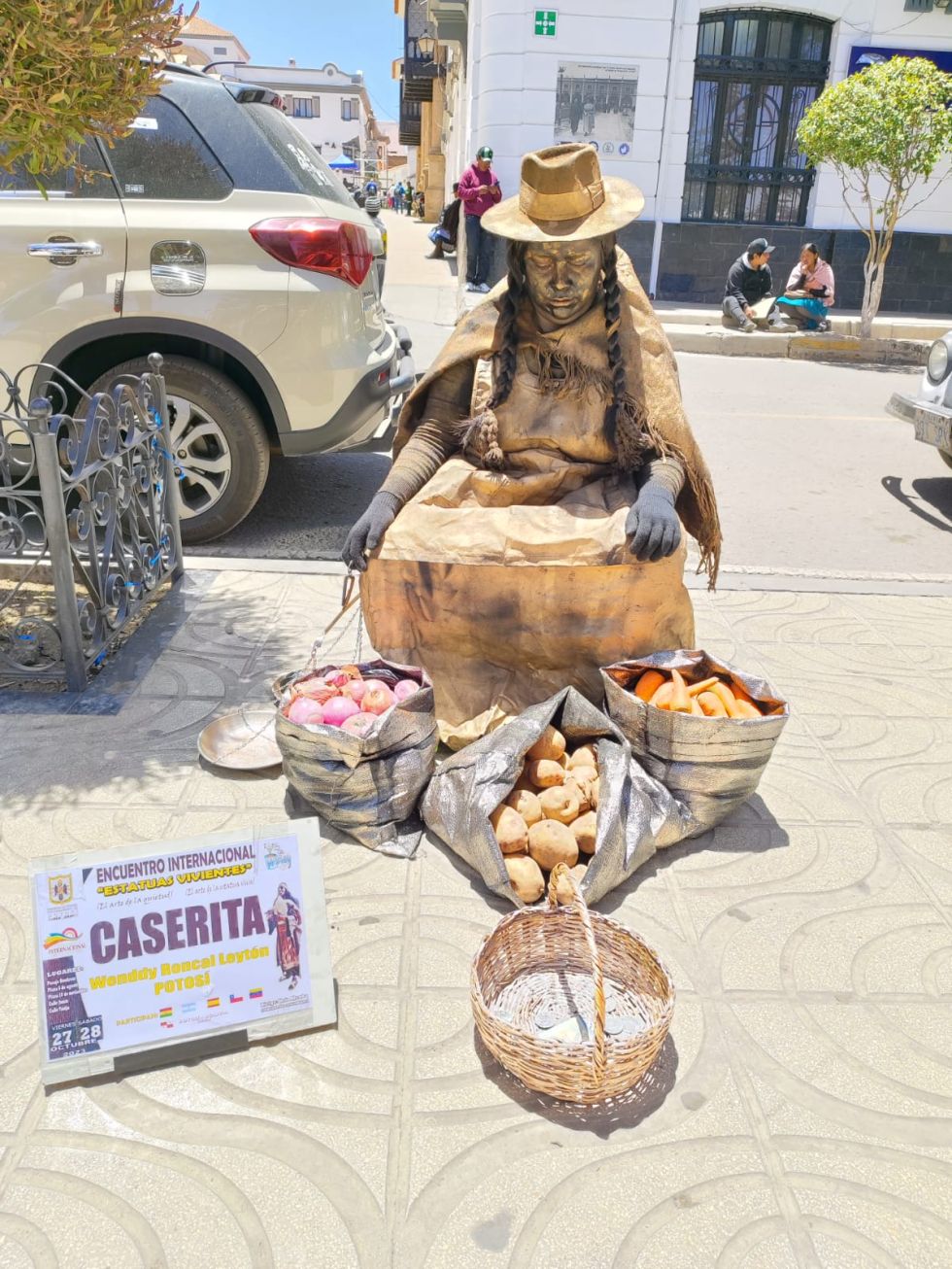 "Estatuas vivientes" atraen miradas en el centro de la ciudad de Potosí