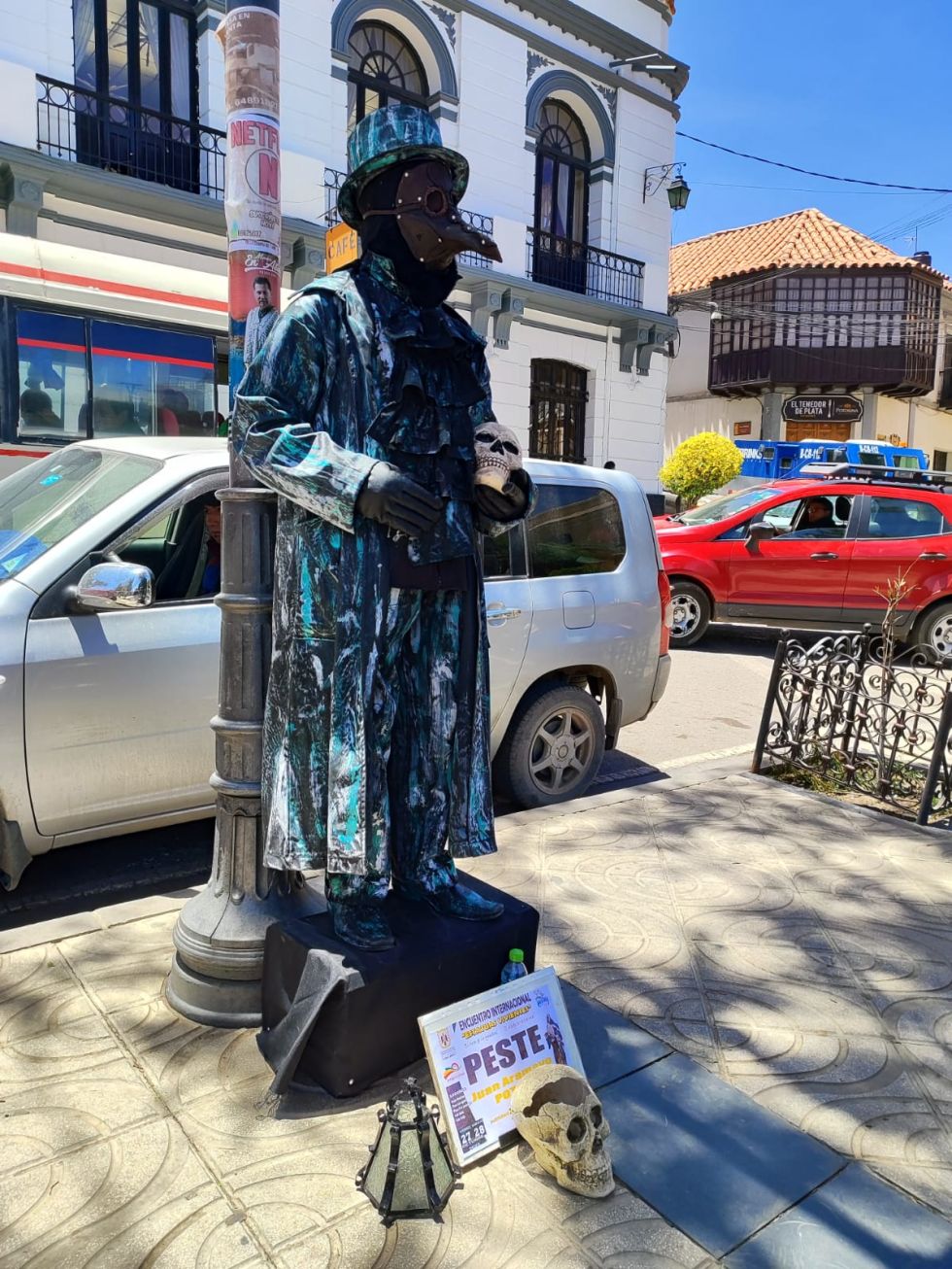 "Estatuas vivientes" atraen miradas en el centro de la ciudad de Potosí