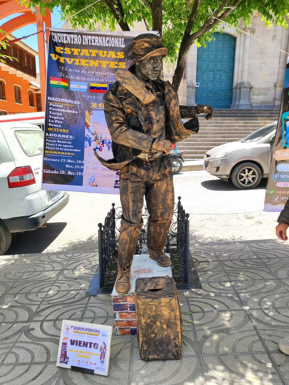 "Estatuas vivientes" atraen miradas en el centro de la ciudad de Potosí