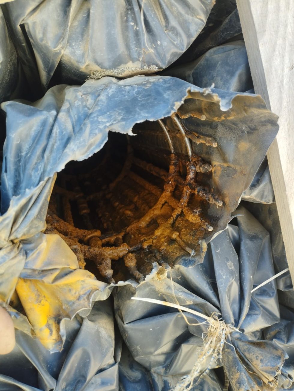 Canastillos de fierro oxidado.