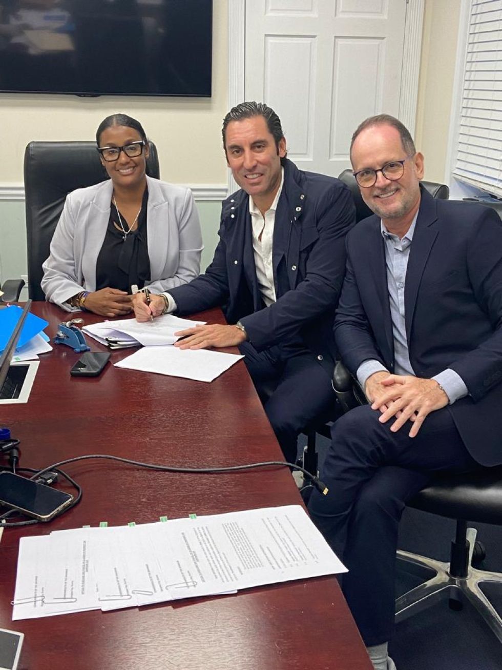 Felipe MacLean en la firma del convenio junto a la autoridad de Bahamas.