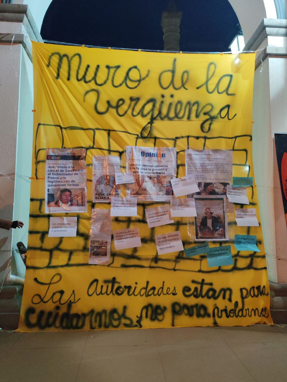 Los muros fueron presentados en la plaza 6 de Agosto.