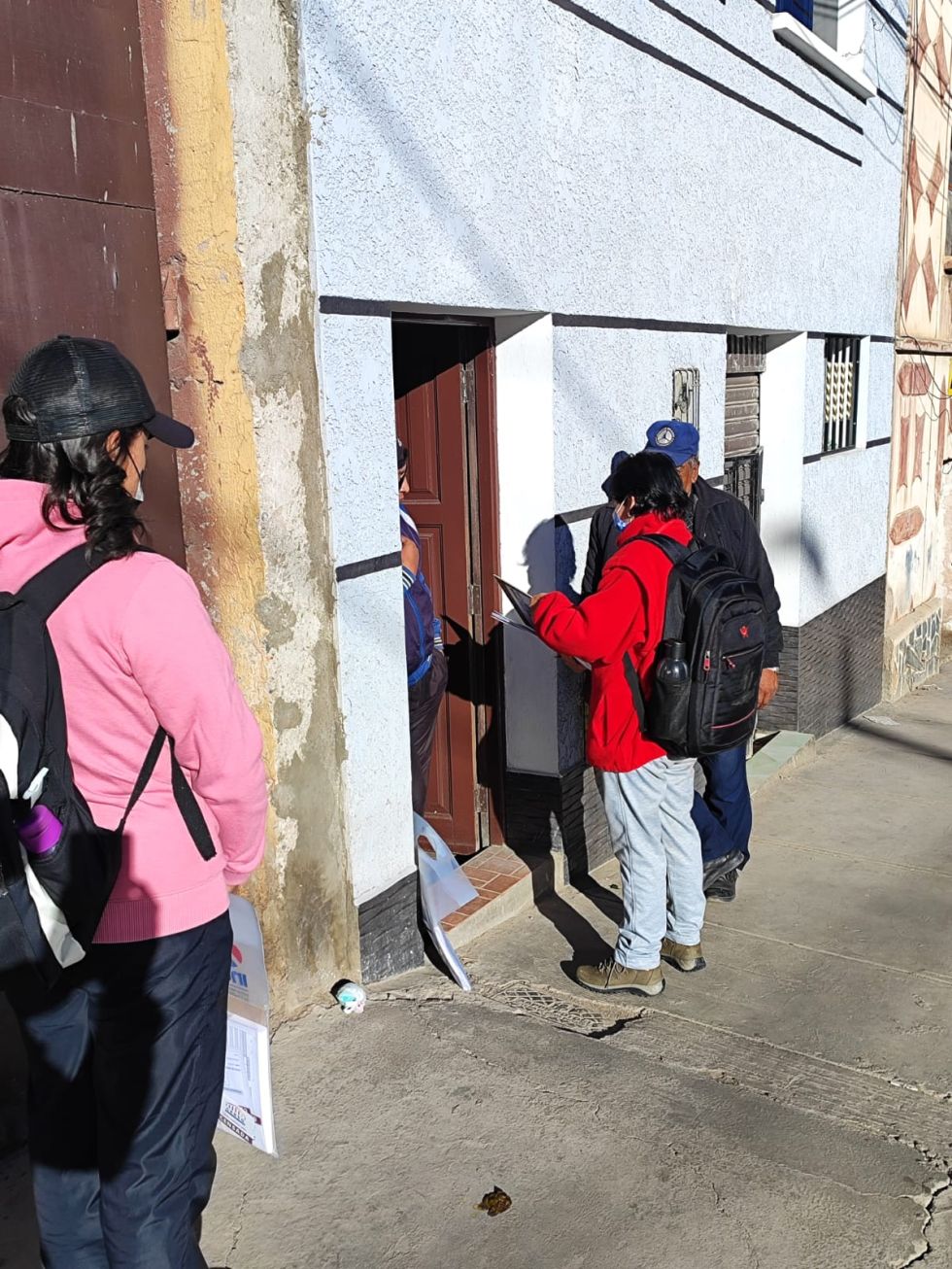 Los voluntarios acudieron a las unidades educativas a recoger su material para iniciar su trabajo.