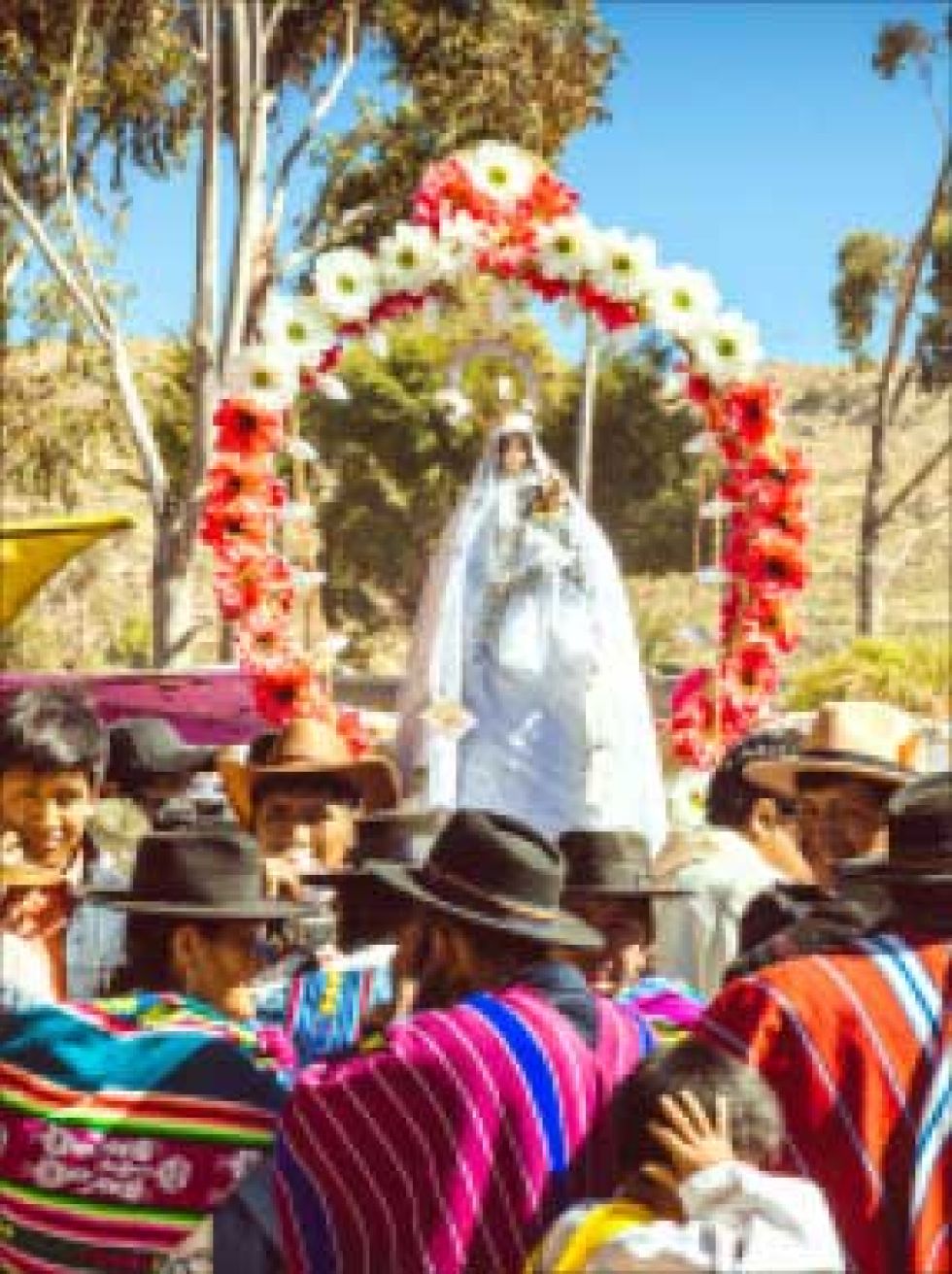 La procesión salió para recorrer cerca del templo.