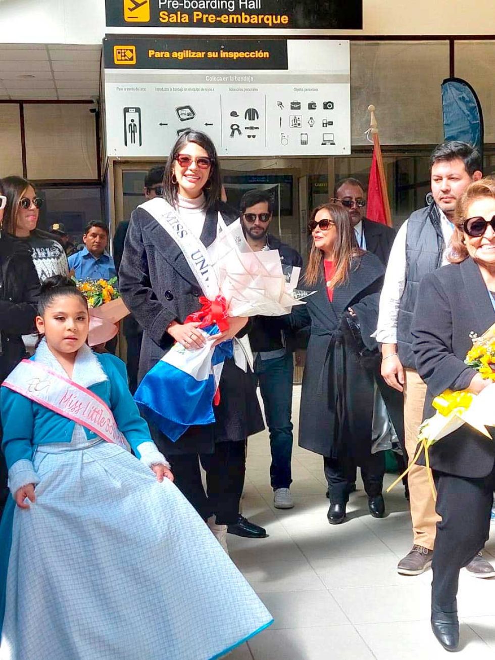Miss Universo fue recibida en el aeropuerto de Uyuni.