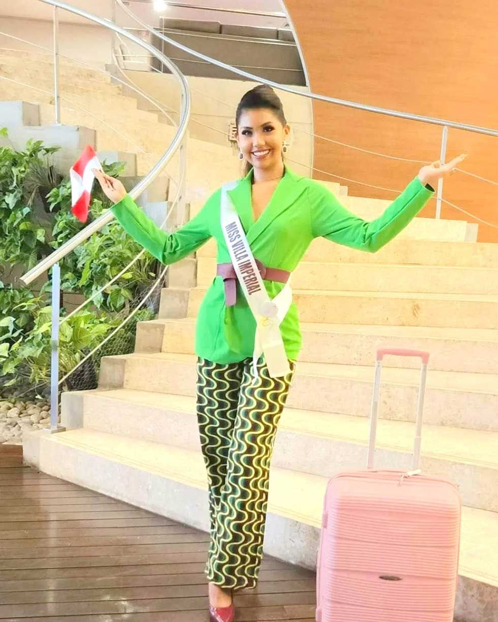 Alejandra Segovia con la bandera de Potosí.