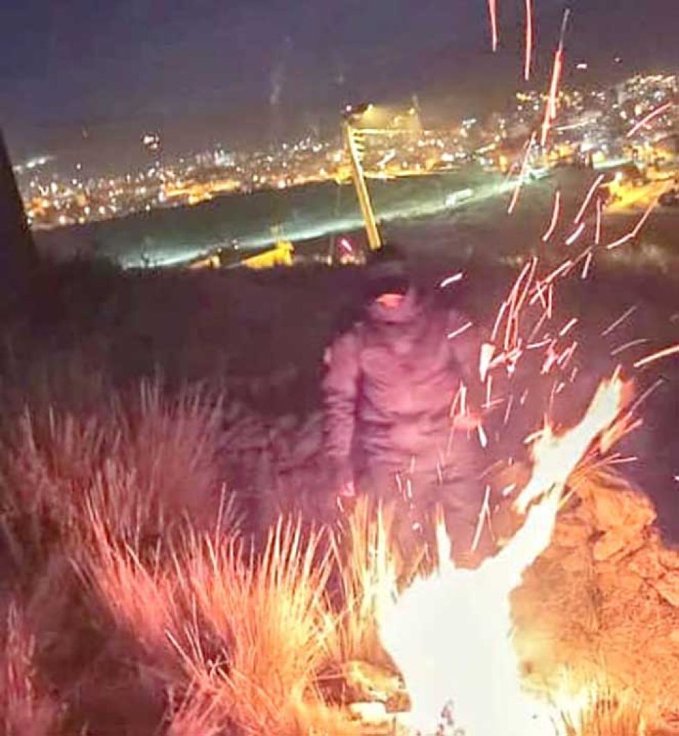 Sofocan pastizales ardiendo.