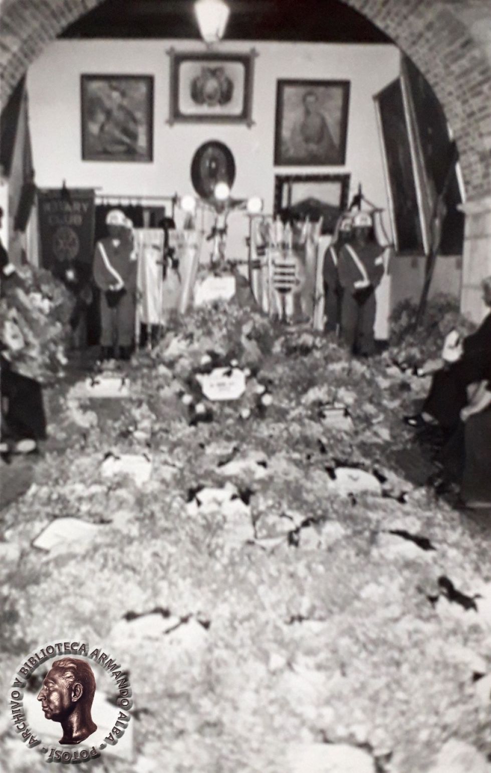 Funeral en la Casa de Moneda. Nótese la cantidad de ofrendas florales.