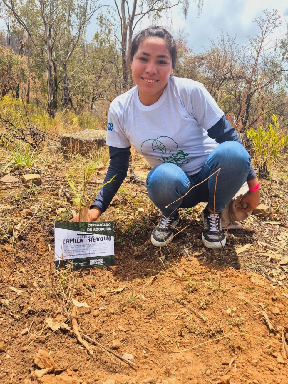 Banco Unión realiza actividades de reforestación en el Parque Tunari de Cochabamba