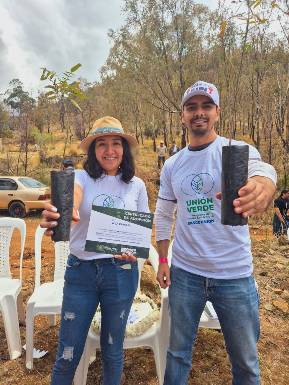Banco Unión realiza actividades de reforestación en el Parque Tunari de Cochabamba