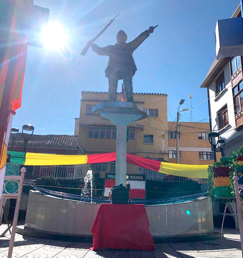 Restos de los héroes del Pacífico, en la Plaza Eduardo Abaroa.