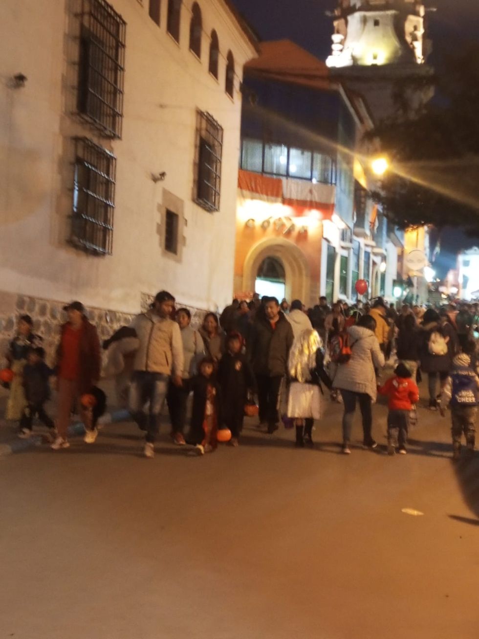 Jóvenes y familias se reunieron en la plaza 10 de Noviembre y Pasaje Boulevard para desfilar con disfraces