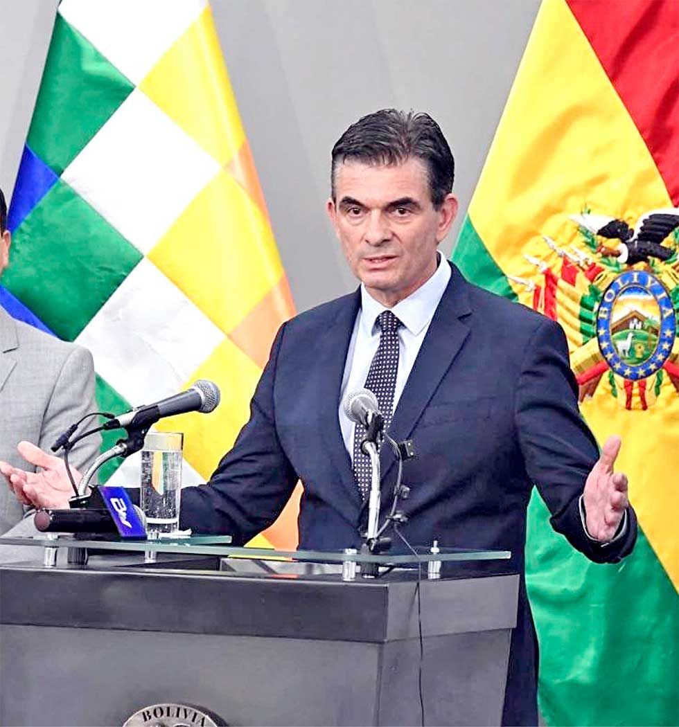 DECISIÓN. El presidente Rodrigo Paz, cuando comunicó este jueves el cierre del Ministerio de Justicia en una declaración ante la prensa.