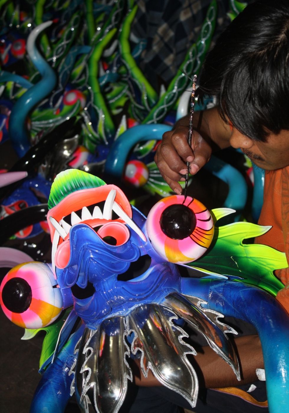 Artesano peruano termina de pintar una máscara de diablo. MAH.