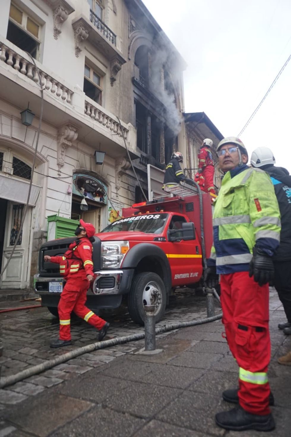 Un voraz incendio arrasa con una casa colonial en zona turística de La Paz