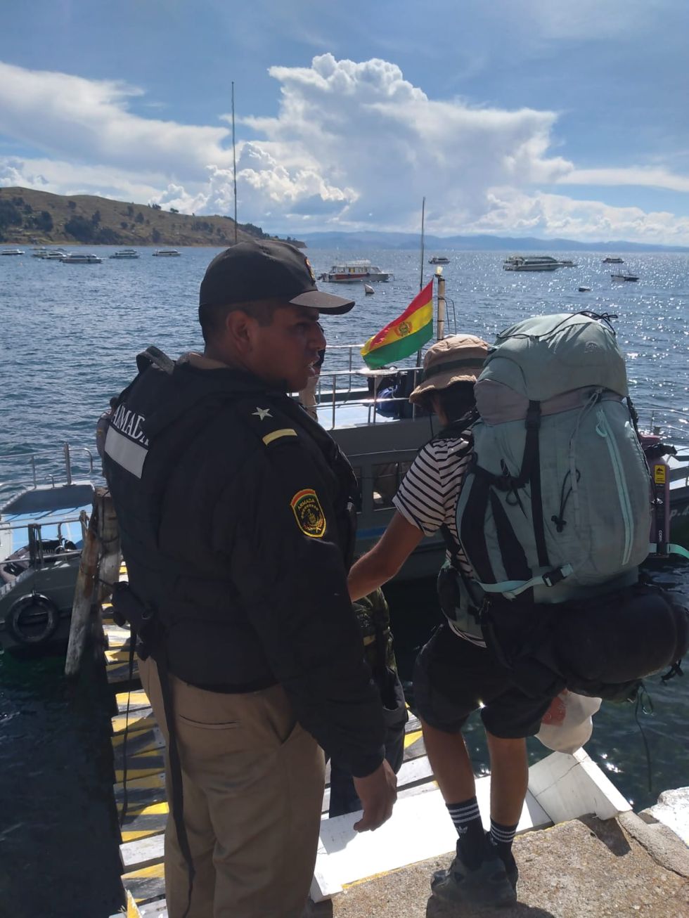 Una lancha de la Armada sirvió para que 53 turistas puedan escapar, a través del lago Titicaca, de los bloqueos de caminos que los tenían atrapados en Copacabana,
