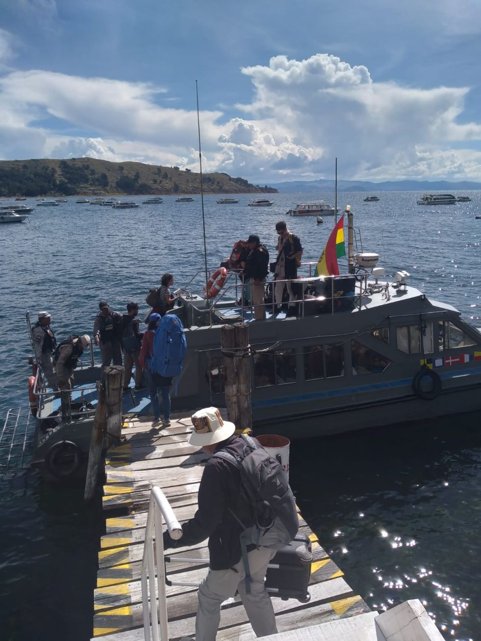 Una lancha de la Armada sirvió para que 53 turistas puedan escapar, a través del lago Titicaca, de los bloqueos de caminos que los tenían atrapados en Copacabana,