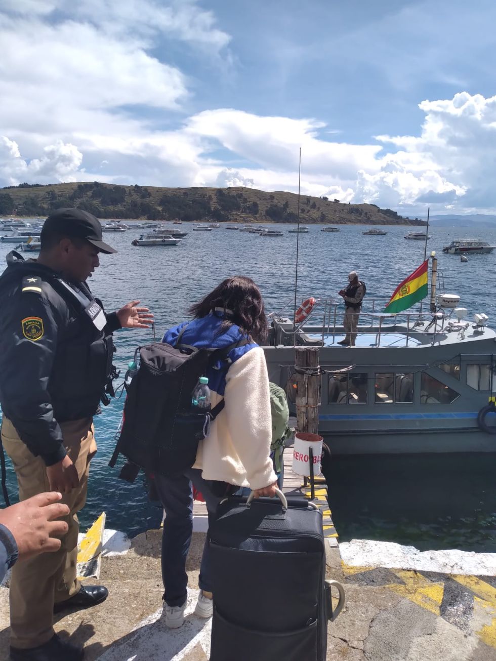 Una lancha de la Armada sirvió para que 53 turistas puedan escapar, a través del lago Titicaca, de los bloqueos de caminos que los tenían atrapados en Copacabana,