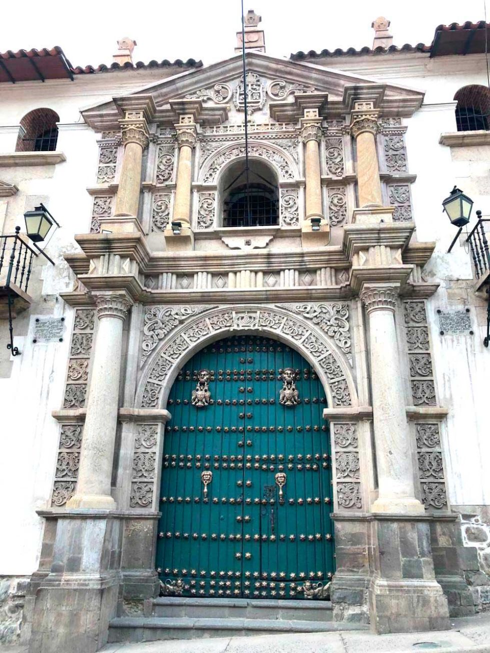 El portón forma parte de la imagen de la fachada de la Casa de Moneda.