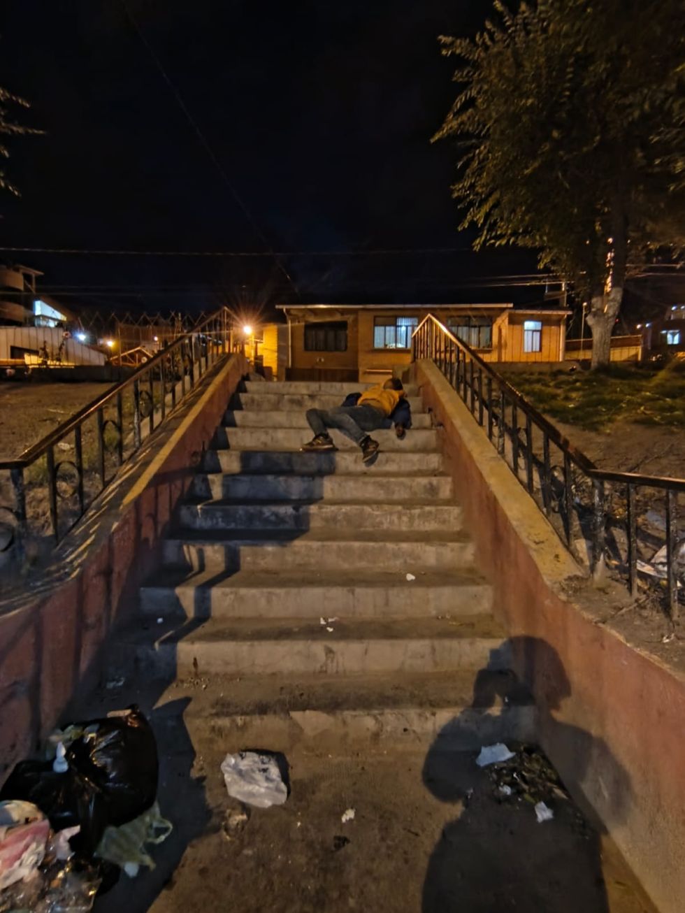 Los vecinos alertaron a la Policía para que revisen al ciudadano,  aparentemente en situación de calle.