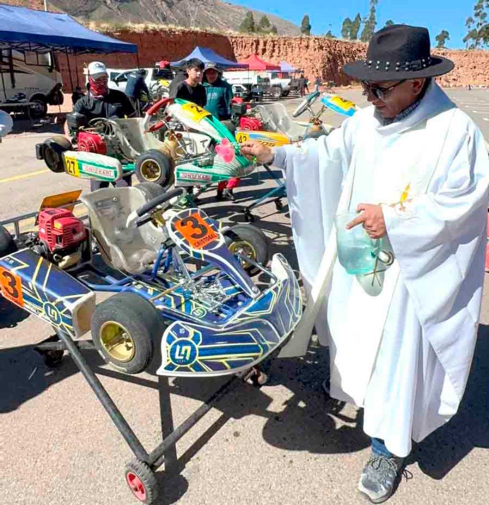 El párroco bendice los kartings.
