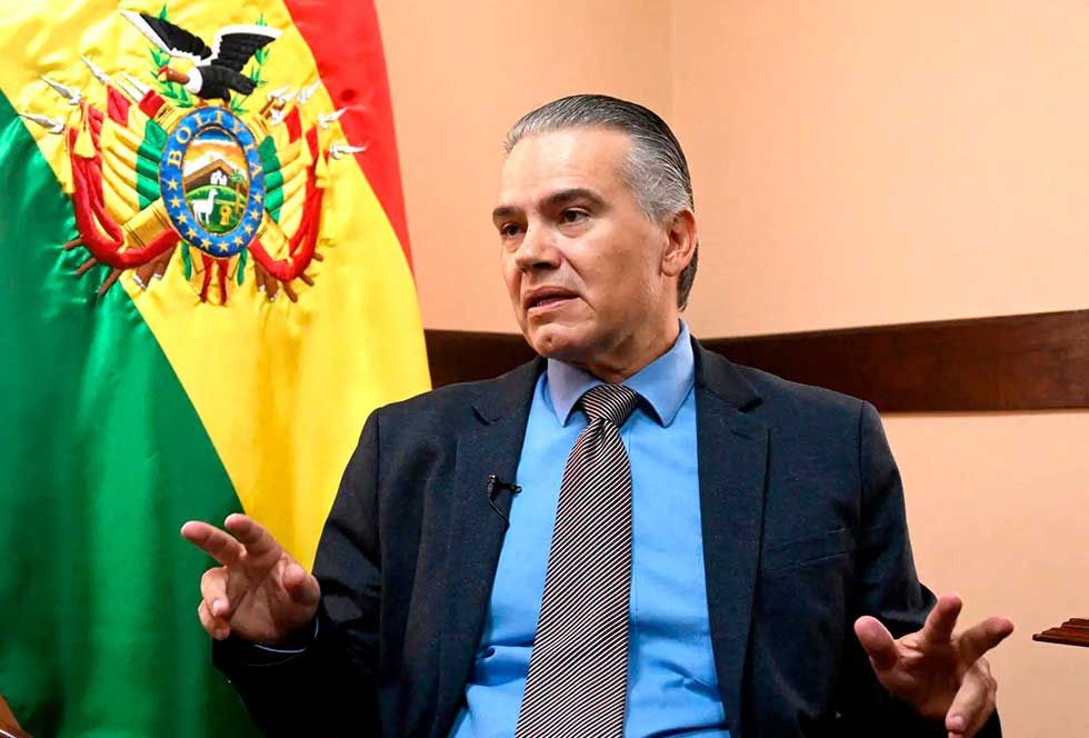 Renuncian dos ministros  clave en plena crisis social