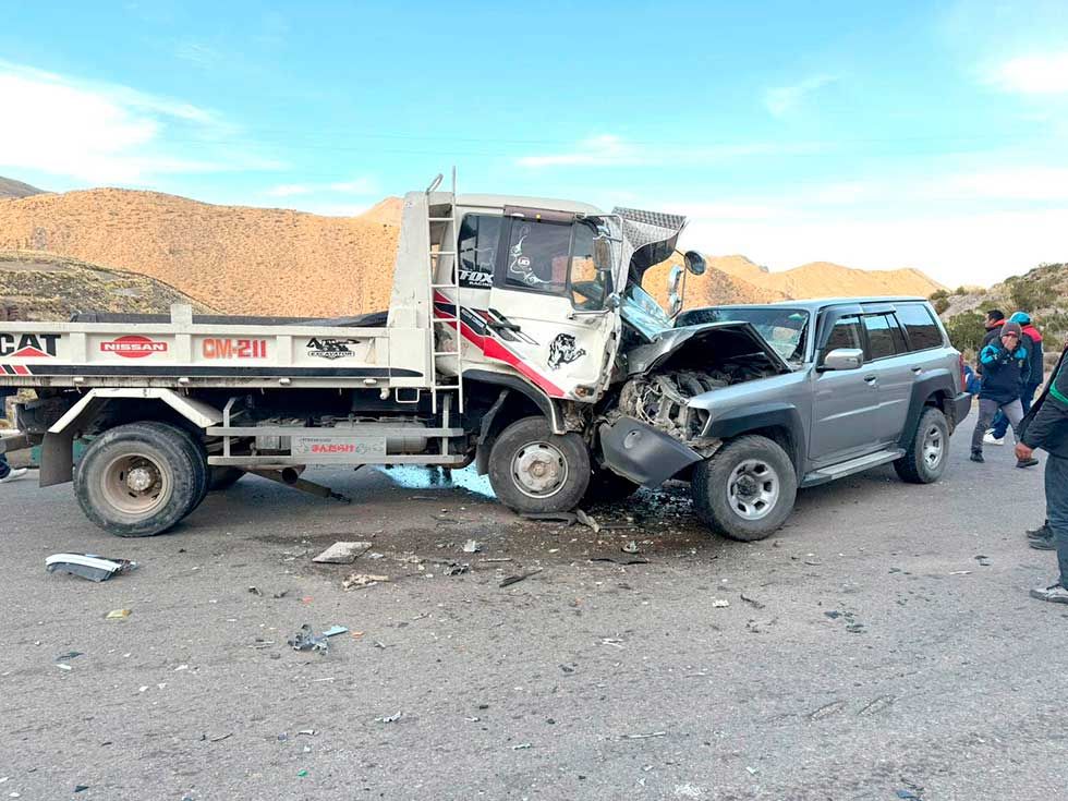 Choque entre volqueta y vagoneta deja cuatro heridos en vía Potosí–Porco